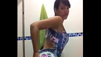 Garota se exibindo na webcam e faz sexo