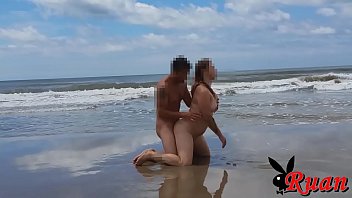 Amadora na praia de nudismo fazendo sexo