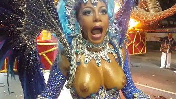 Musa do carnaval perde tapa sexo e mostra