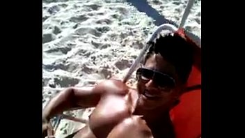 Sexo gay em público na praia de nudismo