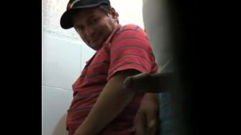 Porno gay sexo no banheiro publico