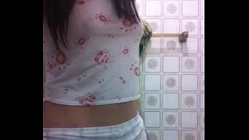 Lindas morenas tirando a roupa devagar para fazer sexo