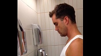 Videos de sexo gay espiando banheiro