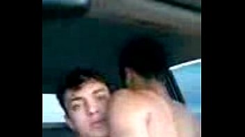 Foto caseira sexo gay apenas de sutiã no carro