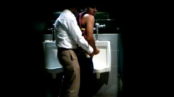 Flagra banheiro hetero sexo gay