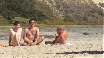 Flagras casal gay sexo praia nudismo gay