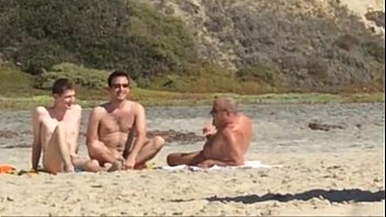 Sexo gay escondido na praia de nudismo