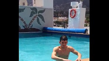 Sexo gay na piscina sarados