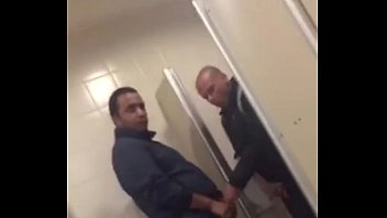 Sexo gay pegacao no banheiro público