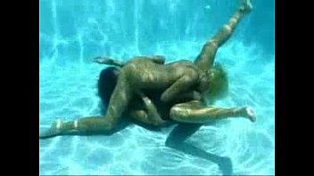Sexo lésbica denbaixo da água