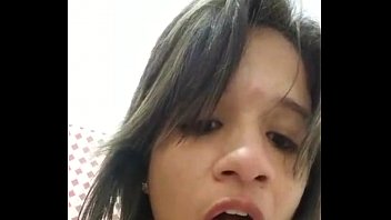 Gata se masturbando com seu sex toymecanico