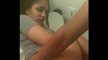 Minina negra fazendo sexo no banheiro sosinha