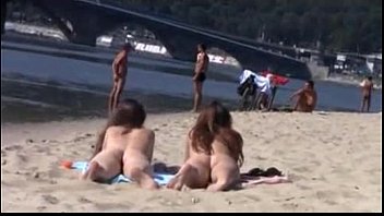 Praia de nudismo sexo negão