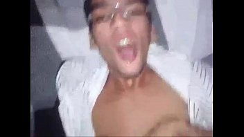 Homem peludo de 18 anos fazendo sexo com novinho gay