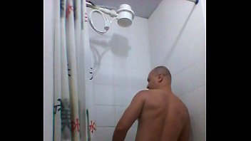 Sexo gay brasileiro careca no banheiro