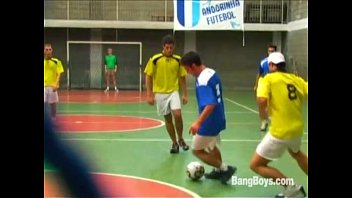 Jogadores descontando no novinho sexo gay