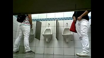 Sexo gay flagra banheiro escondido