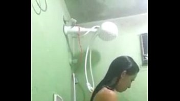 Enino pega madrasta preta no banho e faz sexo