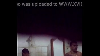 Sexo gay punheta no chuveiro da sauna