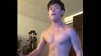 Sexo gay asiático se masturbando com dilo