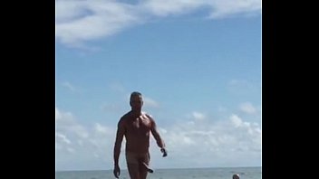 Gif sexo gay na praia de nudismo