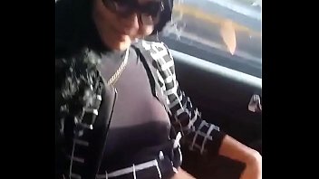 Sexo lésbica no taxi