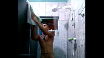 Homens sexo gay no chuveiro toalha amogos