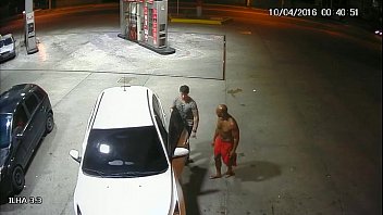 Homens fazendo sexo no posto de gasolina com gays