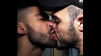 Beijo gay muy caliente sexo