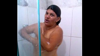 Video sexo coroa sonda homem tomando banho