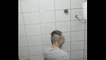 Flagra sexo gay no banheiro