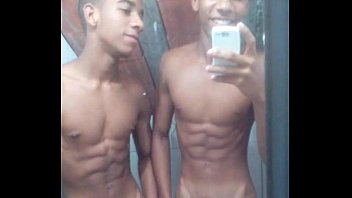 Sexo gay na webcam entre brasileiros novinhos