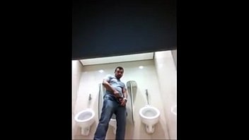Pegação nos banheiros público gays sexo