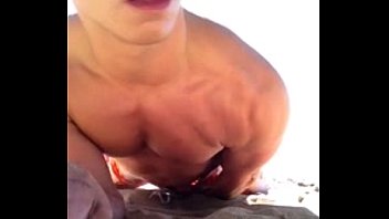 Novinho gay fazendo sexo com gringo na praia