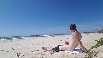 Sexo gay en playa nudista