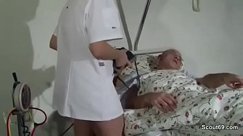Enfermeira ajuda paciente com sexo