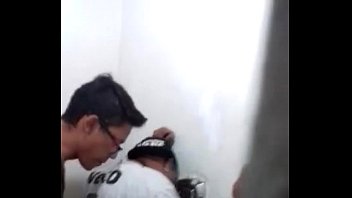 Sexo gay amado pegou o novinho sozinho no banheiro