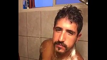 Sexo sensual no banho gay