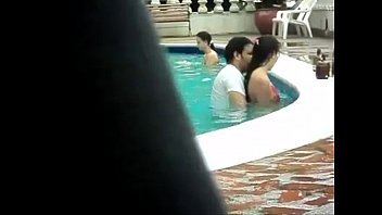 Gatinha no sexo na piscina