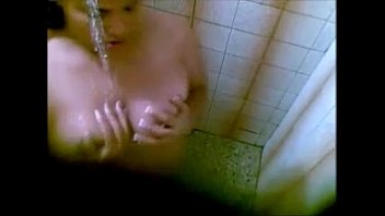 Sexo espiando no banhoa inda fodeu