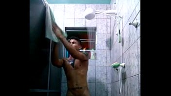 Sexo gay novinho dando para o primo no banho