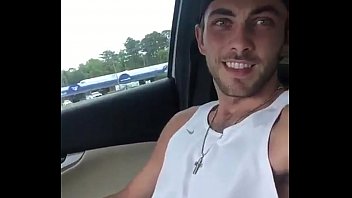 Sexo gay humilhou garoto cuspiu no rosto no carro