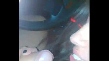 Novinha fazendo sexo oral no carro e gozando na boca