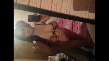 Travesti faz sexo na frente do espelho
