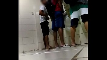 Sexo gay titio fudendo o sobrinho no banheiro