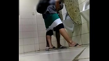 Casal gay fazendo sexo no banheiro filmados