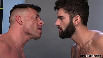 Sexo gay com músculoso peludo