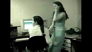 Pegando masturbando amiga de surpresa sexi