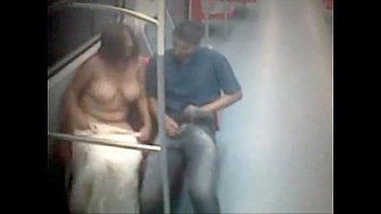 Deixando seioa a viata em metro sexo flagra