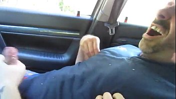 Sexo gay sentando no colo carro